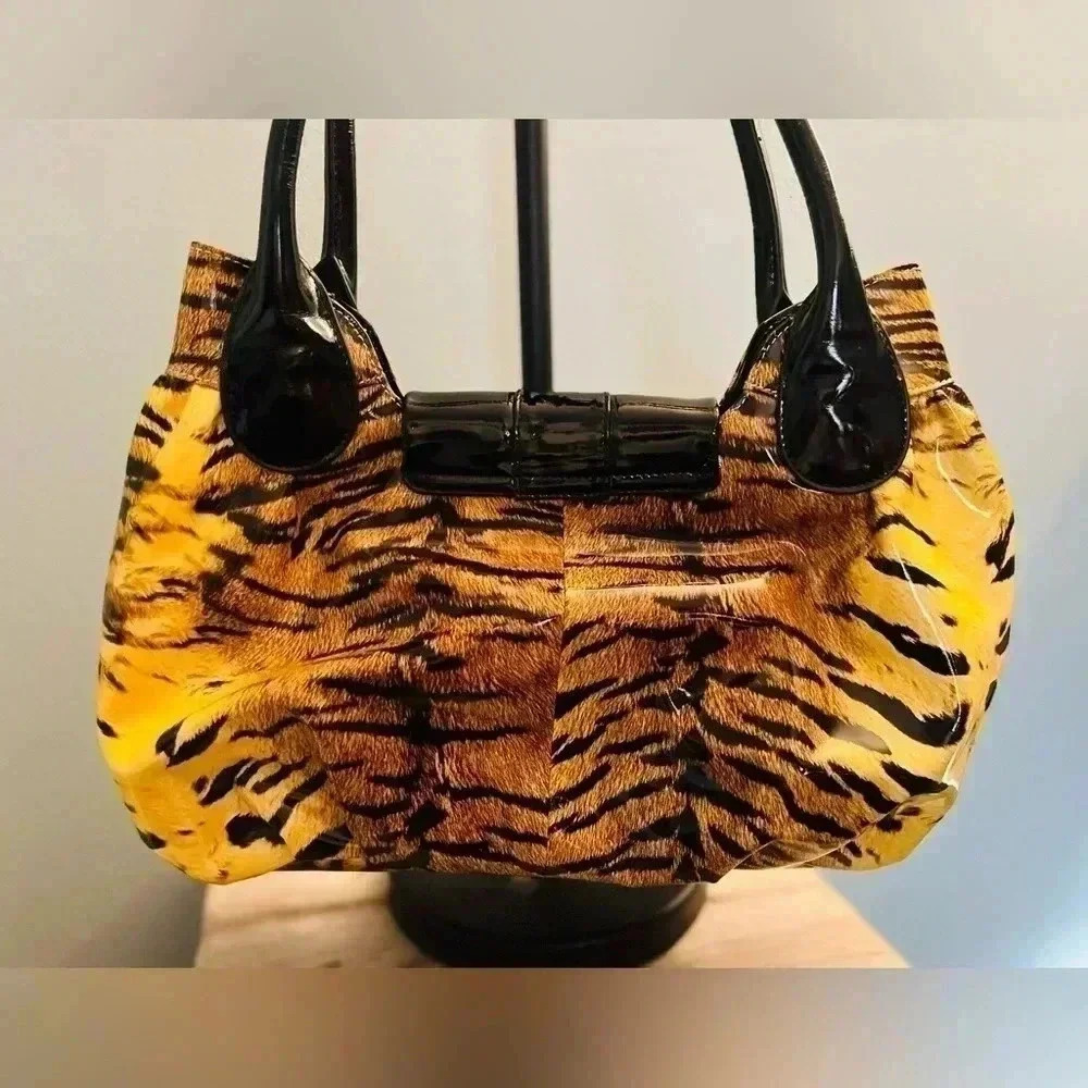 CHARM AND LUCK HANDBAG  GENUINE PATENT LEATHER, PINK SATIN INTERIOR. - Picture 3 of 13